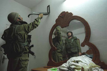 Foto: Nir Kafri, Tul-Qarem refugee camp, 2003.

Israeli engineers demolishing a house in Tul-Qarem refugee camp.