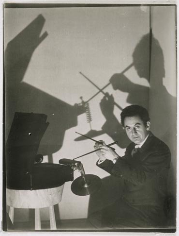 Man Ray. Sjlvportrtt, 1936. Copyright Man Ray Trust/Adagp, Paris. Copyright Photo CNAC/MNAM, RMN.